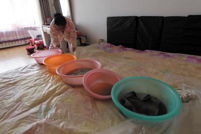 固镇楼上漏水，住户失联，小区没物管，业主维权难！律师来支招……